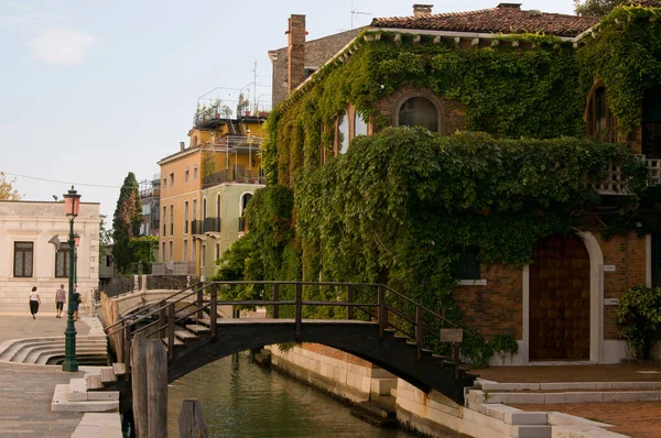 Старый венецианский дом — стоковое фото