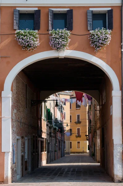 Häuserfassade in Venedig — Stockfoto