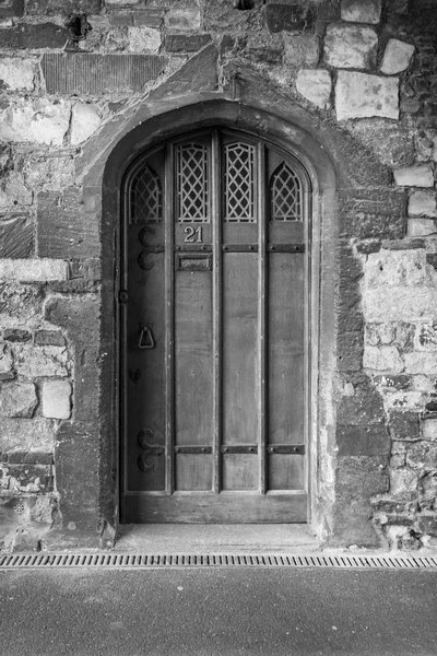 Mittelalterliche Tür in schwarz-weiß. — Stockfoto