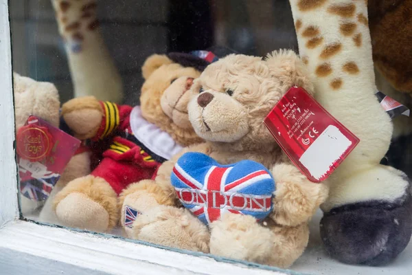 Osos de peluche en un escaparate de recuerdos . Imagen De Stock