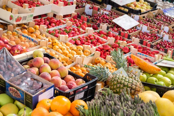 Frisches Bio-Obst und Gemüse. Stockbild