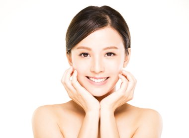 tatlı genç bir kadın yüzü temiz cilt ile