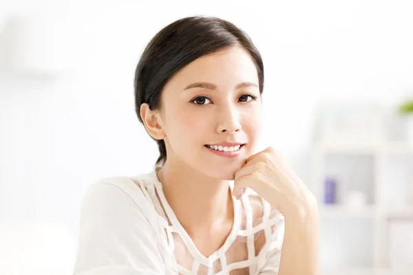 Detailní úsměv mladá asijská žena tvář — Stock fotografie