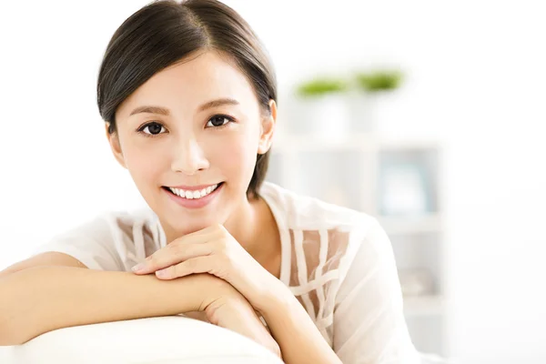 Primer plano sonriendo joven asiático mujer cara — Foto de Stock