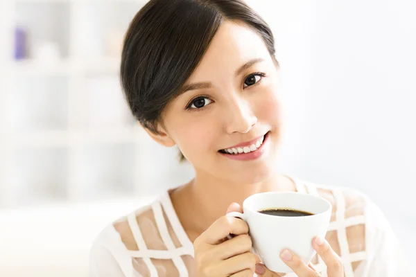 Jovem sorrindo mulher bebendo café pela manhã — Fotografia de Stock