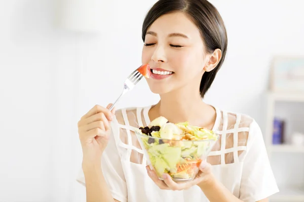 Bela jovem mulher comer comida saudável — Fotografia de Stock