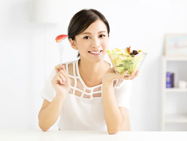 Piękna młoda kobieta jedzenie zdrowej żywności — Zdjęcie stockowe