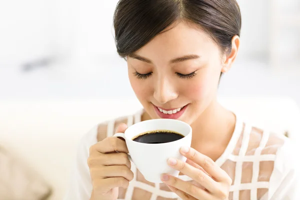 Jonge lachende vrouw, drinken koffie in de ochtend — Stockfoto