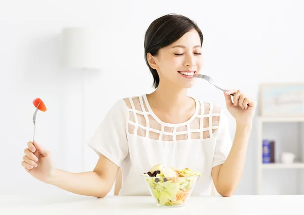 Beautiful  young woman eating healthy food — Stock Photo, Image