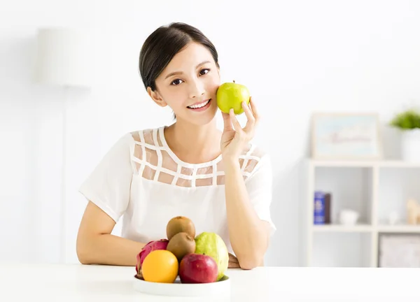 Jovem mulher bonita comer frutas saudáveis — Fotografia de Stock