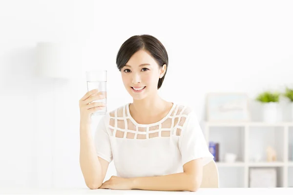Ευτυχισμένη γυναίκα πίνοντας φρέσκο νερό — Φωτογραφία Αρχείου