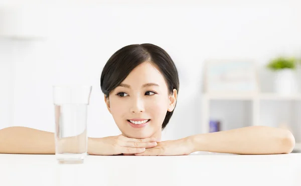 Attraktive junge Frau mit einem Glas Wasser — Stockfoto