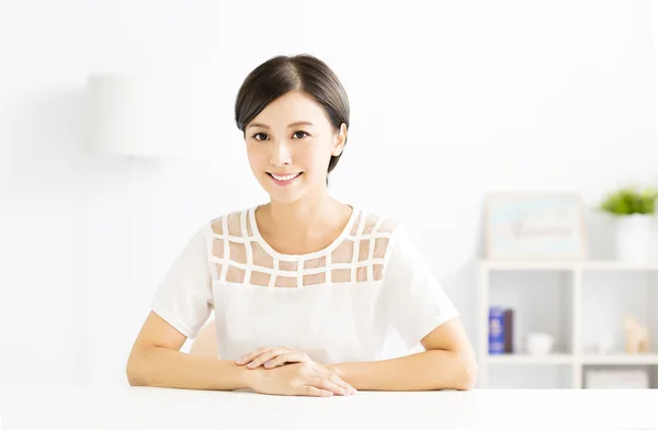Vértes mosolygó fiatal ázsiai nő — Stock Fotó