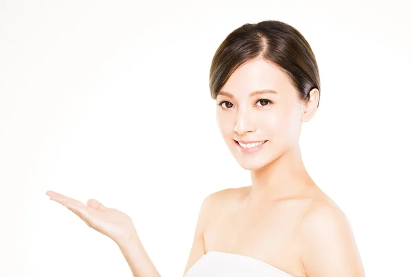 Närbild vacker ung kvinna med visar gest — Stockfoto