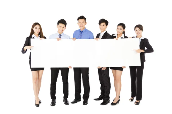Grupo empresarial joven sosteniendo pizarra blanca en blanco — Foto de Stock