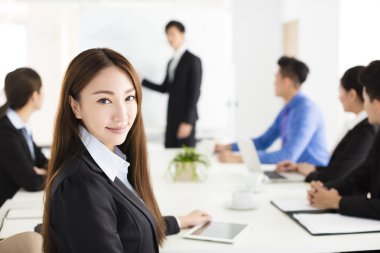 Gülümseyen işkadını kameraya meslektaşı ile seyir 