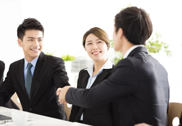 Geschäftsleute beim Händeschütteln während des Meetings — Stockfoto