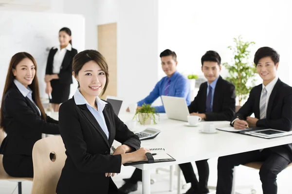 Grupo de jovens empresários felizes em reunião — Fotografia de Stock