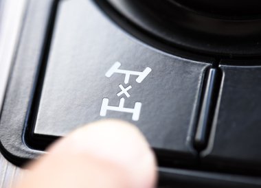 Arabaya 4wd düğmesine basarak parmak