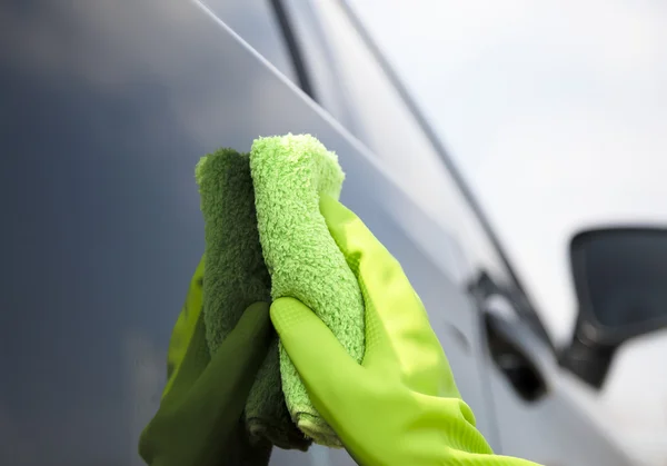 Hand schoonmaak auto met microvezel doek — Stockfoto