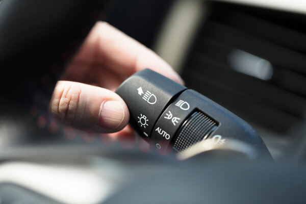 ручное включение выключателя в машине
