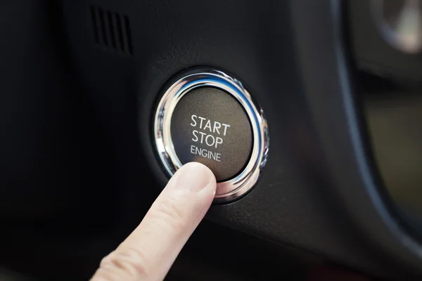 Палець, натиснувши кнопку " Почати зупинку двигуна " — стокове фото
