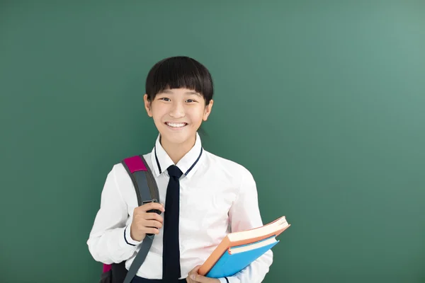 Uśmiechający się nastolatek Student dziewczyna stoisko przed chalkboard — Zdjęcie stockowe
