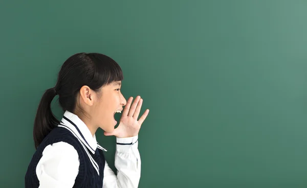 Teenager-Studentin schreit vor Kreidetafel — Stockfoto