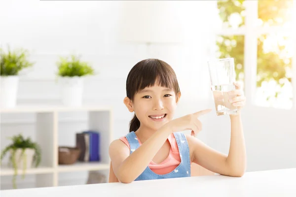 Feliz niño beber agua de vidrio —  Fotos de Stock