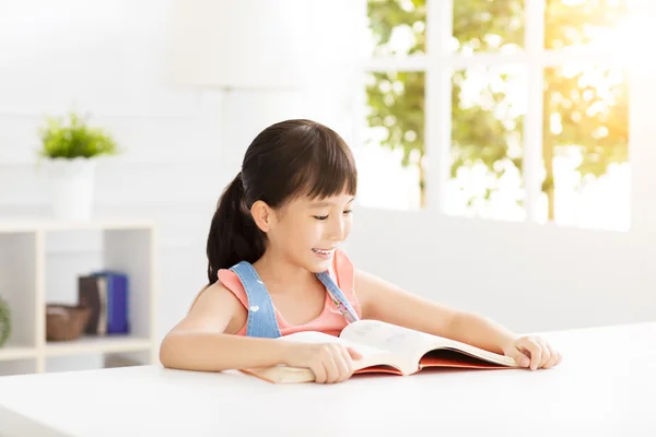 Estudio de niña feliz en la sala de estar — Foto de Stock