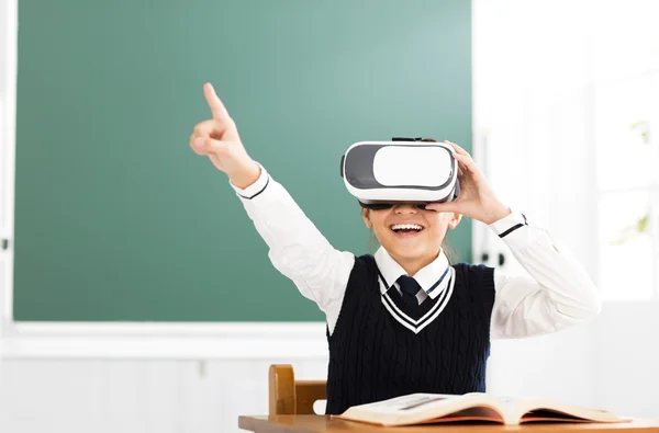 Student with virtual reality headset sitting in classroom — Stock Photo, Image
