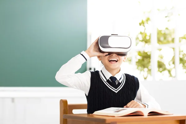 Student with virtual reality headset sitting in classroom — Stock fotografie