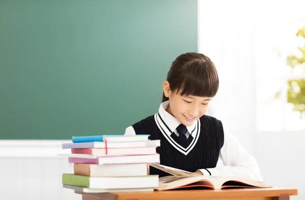Heureux adolescent fille étude dans la salle de classe — Photo