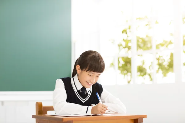 Heureux adolescent fille étude dans la salle de classe — Photo