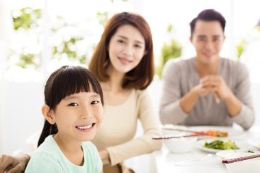 mutlu Asya genç aile zevk onların akşam yemeği