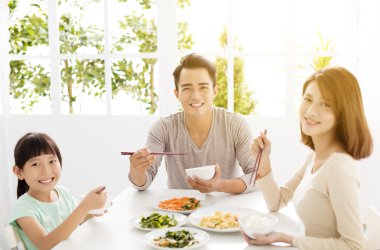 mutlu Asya genç aile zevk onların akşam yemeği