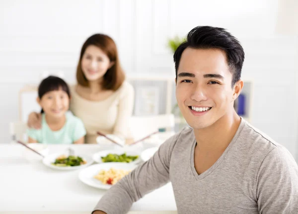 Jonge Aziatische en gelukkige familie genieten van hun lunch — Stockfoto