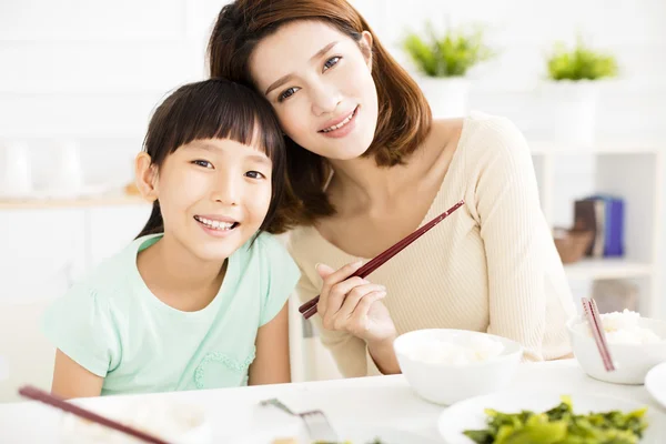 Happy mother and daughter enjoy dinner — Stockfoto