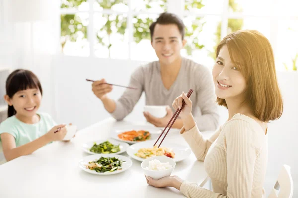 Feliz asiático joven familia disfrutar su cena — Foto de Stock