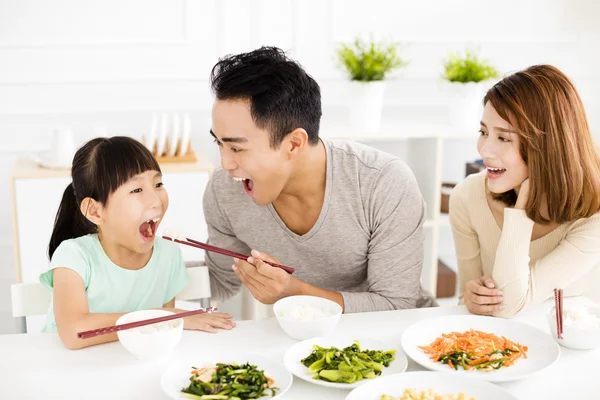 Heureux asiatique jeune famille profiter de leur déjeuner — Photo