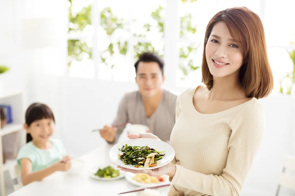 Heureux asiatique jeune famille profiter de leur dîner — Photo