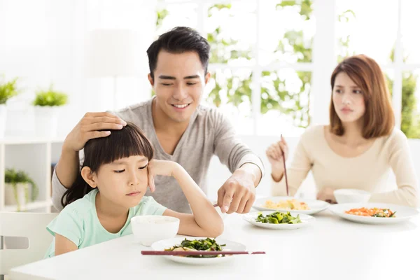 Criança se recusa a comer enquanto jantar em família — Fotografia de Stock