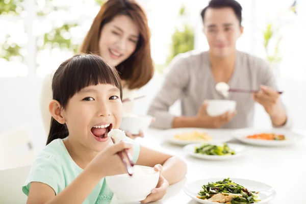 Счастливая молодая семья наслаждается ужином — стоковое фото
