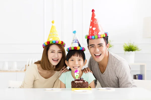 Gelukkige familie vieren dochter's verjaardag — Stockfoto