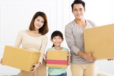 Yeni eve taşıdıktan mutlu aile holding kutusu