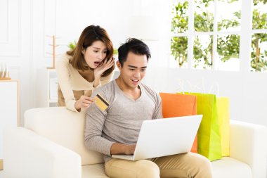 Genç çift online kredi kartı ile alışveriş 