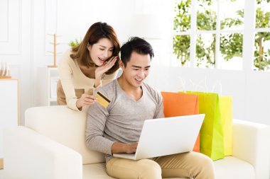 Genç çift online kredi kartı ile alışveriş 