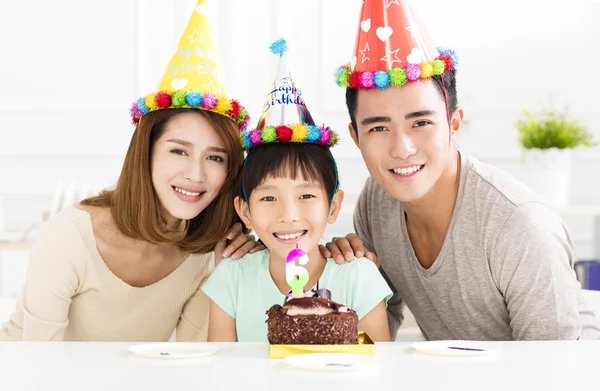Gelukkige familie vieren dochter's verjaardag — Stockfoto
