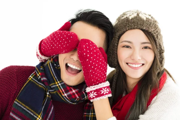 Casal feliz no inverno desgaste e cobrindo os olhos para surpreendido — Fotografia de Stock