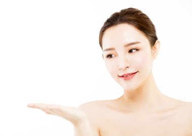 genç kadın el avuç içi boş kopya alanı gösterilen